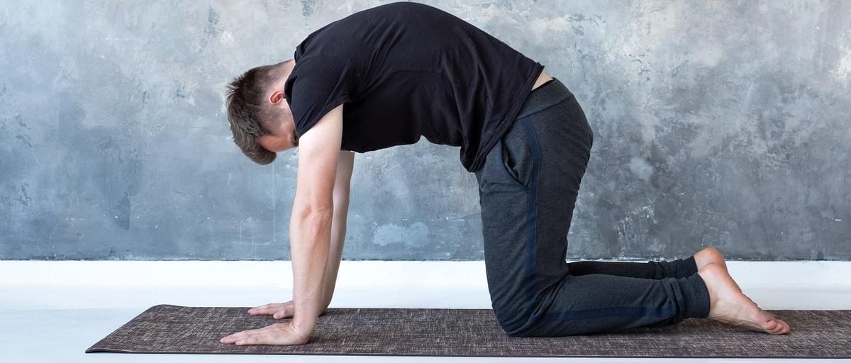 Um homem a fazer exerc&iacute;cios p&eacute;lvicos
