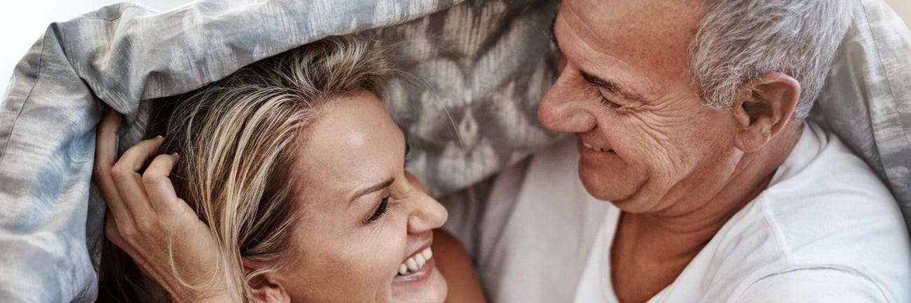 Um casal maduro e amoroso tem uma feliz vida sexual.