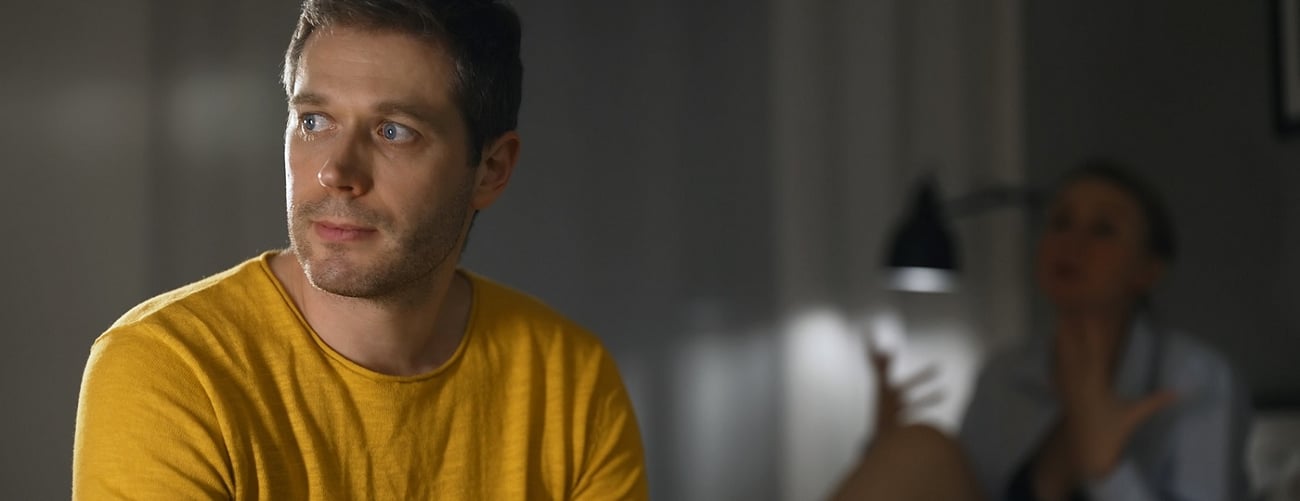 Um homem que sofre de disfun&ccedil;&atilde;o er&eacute;ctil psicol&oacute;gica