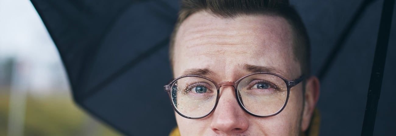 Ein junger Mann macht sich Sorgen wegen urologischer Probleme