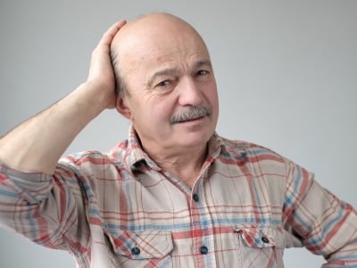 Ein &auml;lterer Mann mit fortgeschrittener Glatze.