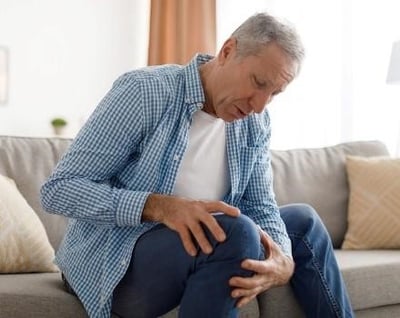 En medel&aring;lders man med osteoporos