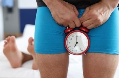  Um homem segura um sino para indicar uma ere&ccedil;&atilde;o forte.