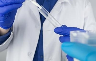 Um m&eacute;dico realiza uma an&aacute;lise de esperma num homem