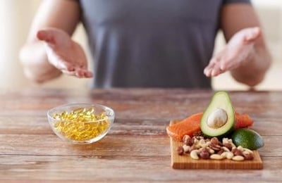 Um homem saud&aacute;vel com uma dieta equilibrada e suplementos nutricionais