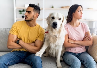 Um jovem que sofre de disfun&ccedil;&atilde;o er&eacute;ctil devido a problemas de relacionamento