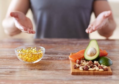 Um jovem que escolhe entre uma alimenta&ccedil;&atilde;o saud&aacute;vel e suplementos alimentares para tratar a disfun&ccedil;&atilde;o er&eacute;ctil