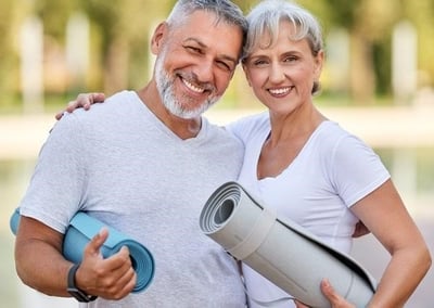Um casal a fazer um treino em conjunto.