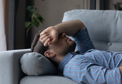 Um homem que sofre de depress&atilde;o que pode causar disfun&ccedil;&atilde;o er&eacute;ctil