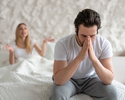 Um homem que sofre de disfun&ccedil;&atilde;o er&eacute;ctil devido ao stress