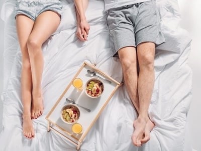  Et par spiser morgenmad p&aring; sengen