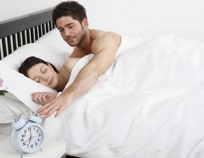 En mand, der &oslash;nsker at have sex med sin kone om morgenen