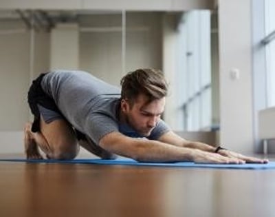 Um homem a fazer exerc&iacute;cios de fortalecimento do pavimento p&eacute;lvico, para obter uma melhor ere&ccedil;&atilde;o.