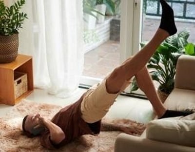 Um homem a fazer exerc&iacute;cios de fortalecimento dos m&uacute;sculos p&eacute;lvicos.