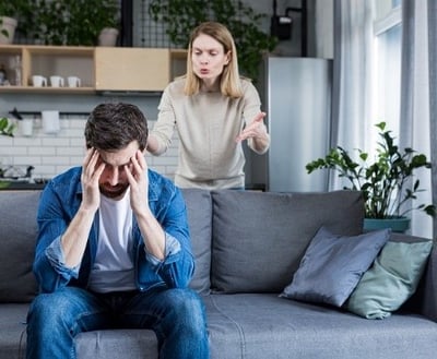 Um homem sob stress psicol&oacute;gico que afecta o fluxo sangu&iacute;neo para o tecido er&eacute;til e a fun&ccedil;&atilde;o er&eacute;til.