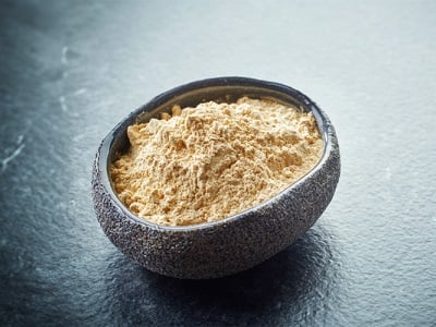 Eine Sch&uuml;ssel mit Maca-Pulver