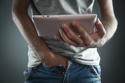  Ein Mann masturbiert mit Porno schauen