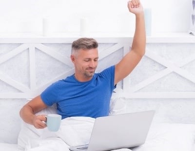 En man n&ouml;jd med sitt morgonst&aring;nd 