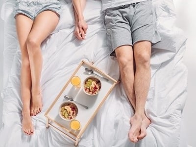 Ett par &auml;ter frukost p&aring; s&auml;ngen