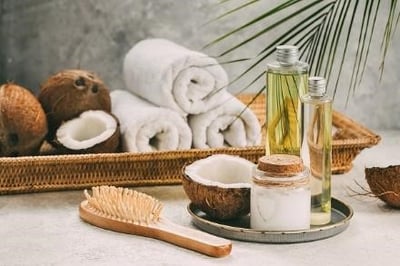 Rem&eacute;dios para a queda de cabelo com &oacute;leo de coco.