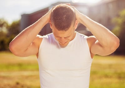 Ein Mann bemerkte, dass sein Haar im Sommer d&uuml;nner wurde.
