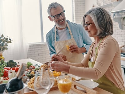 Eine Frau kocht f&uuml;r Ihren Mann, um die Erektion zu verbessern
