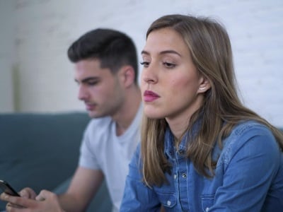 Ein Mann und eine Frau sitzen nebeneinander, unzufrieden und ver&auml;rgert