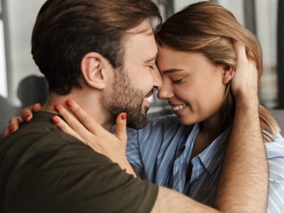 Ein Mann und eine Frau umarmen und k&uuml;ssen sich