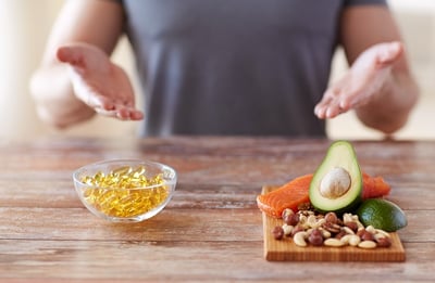 Ein gesunder Mann mit einer ausgewogenen Ern&auml;hrung und Nahrungserg&auml;nzungsmitteln