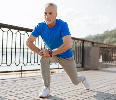 Ein reifer Mann beim Sport