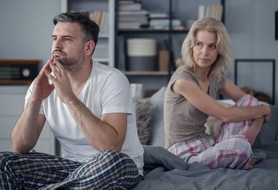 Ein Paar streitet sich wegen Erektionsprobleme