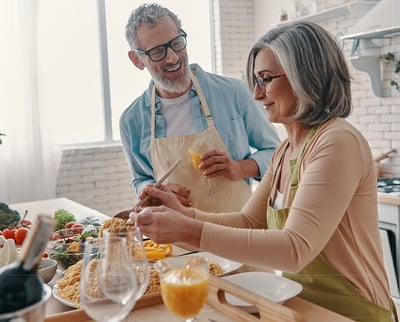  Mann und Frau ern&auml;hren sich gesund, um Gewichtszunahme und Erektionsst&ouml;rungen zu verhindern